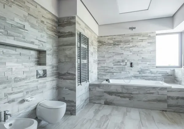 Fliesenarbeiten Mannheim – Badezimmer mit hochwertigen Fliesen