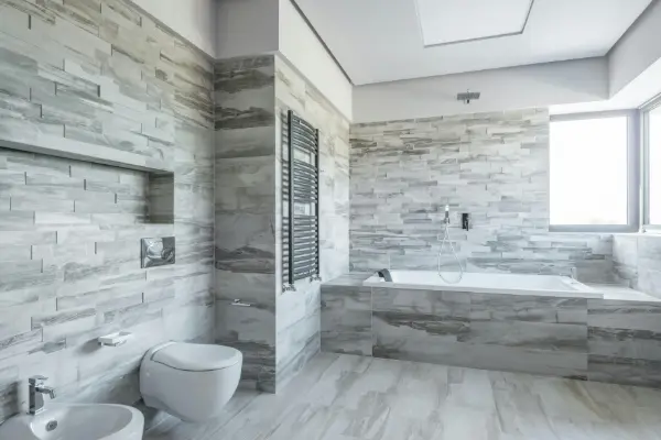 Fliesenarbeiten Mannheim – Badezimmer mit hochwertigen Fliesen